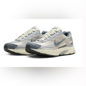 HQ1179-001] MENS NIKE INITIATOR 'LIGHT BONE SMOKE GREY